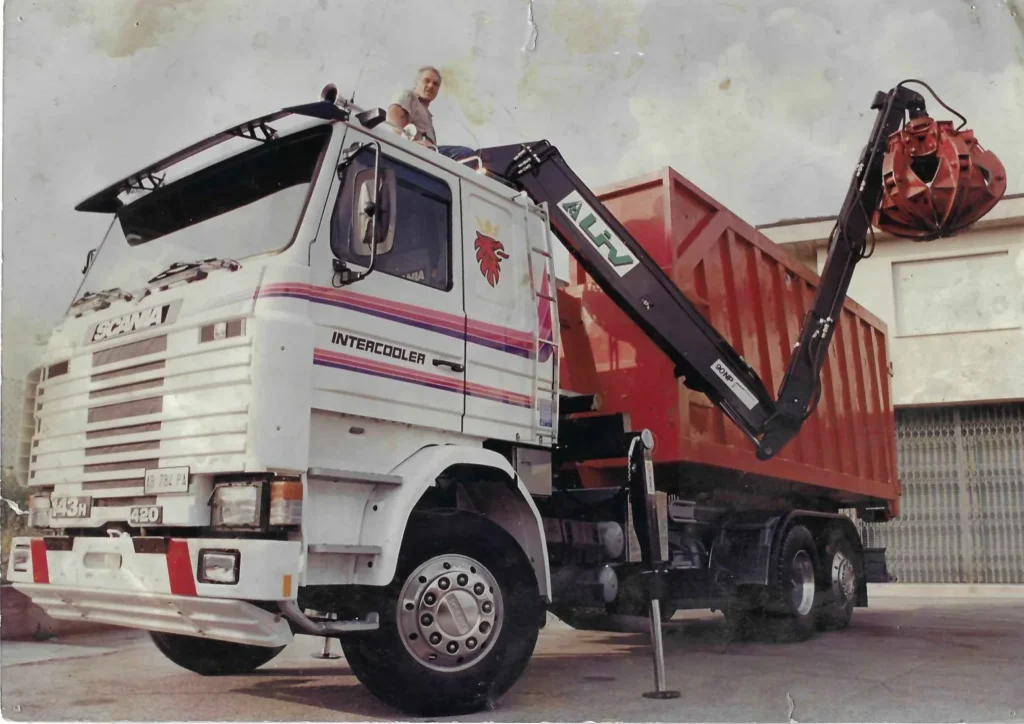 Ritiro rifiuti industriali con camion e gru Casagrande