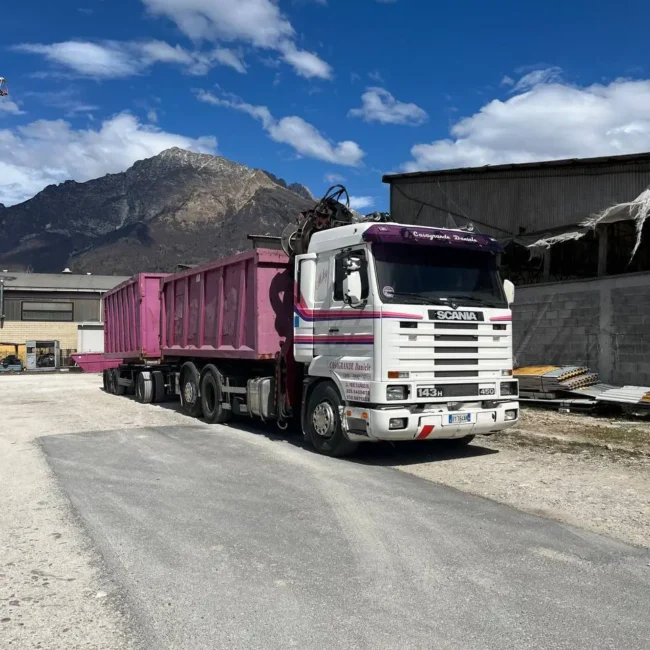 Noleggio cassoni Casagrande Rifiuti: cassone fucsia in azienda